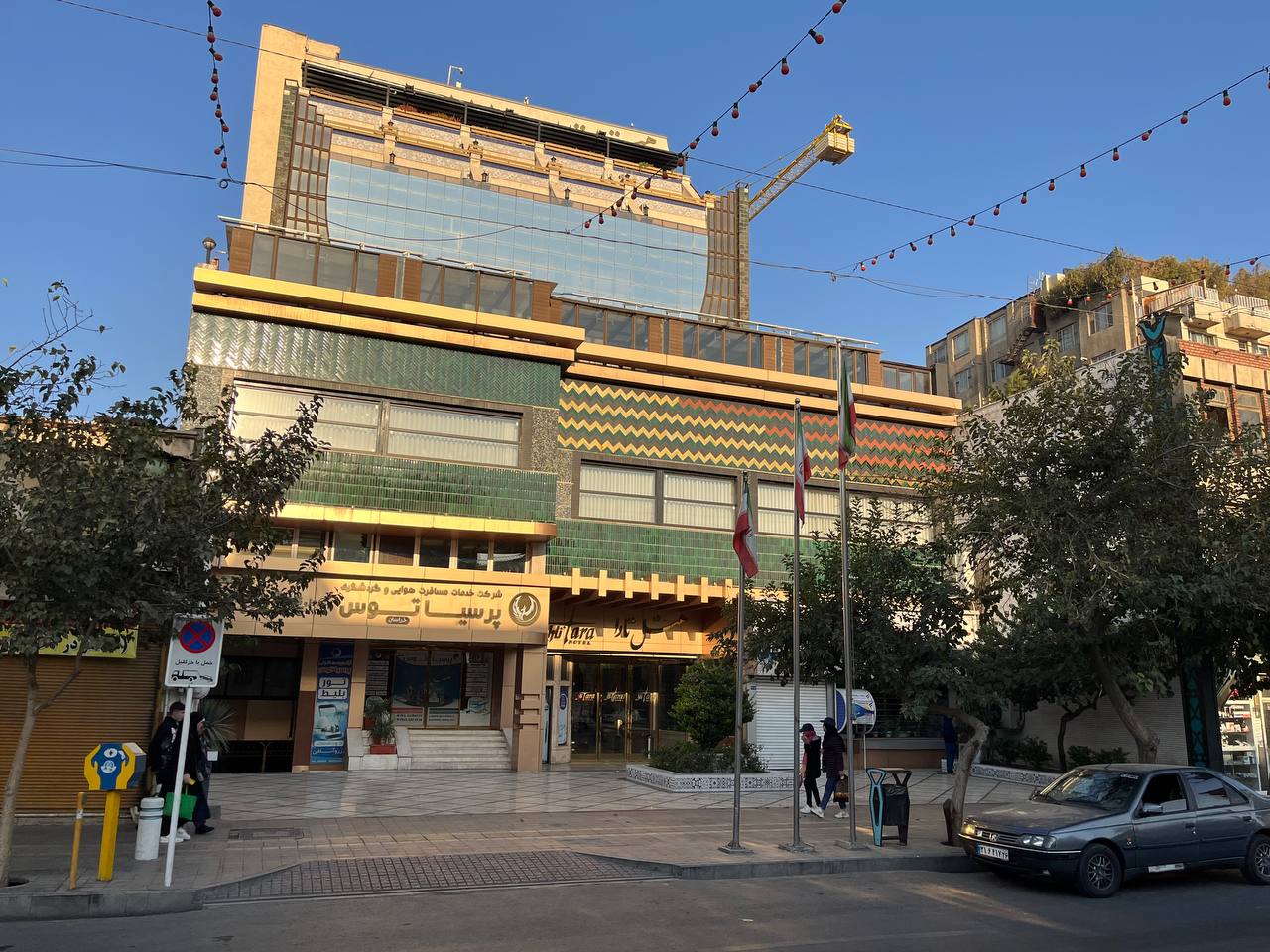هتل تارا مشهد، هتل چهار ستاره، در خیابان شیرازی مشهد قرار دارد. این هتل از سال ۱۳۷۴ فعالیت می‌کند و پس از بازسازی، بیش از ۱۱۰ اتاق و سوئیت در چند طبقه دارد. فاصله هتل تا حرم امام رضا حدود ۱۰ دقیقه پیاده یا چند دقیقه با خودرو است. باغ نادری، - 129723